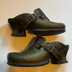 John Fluevog dark green Leather Buckle Shoes